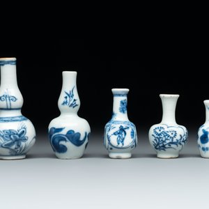 Ten Chinese blue and white miniature vases with figural and floral design, Kangxi — foto 8