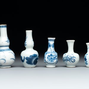 Ten Chinese blue and white miniature vases with figural and floral design, Kangxi — foto 9