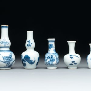 Ten Chinese blue and white miniature vases with figural and floral design, Kangxi — foto 10