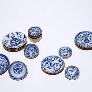 Ten Chinese blue and white on capucin brown ground cups and saucers, Kangxi — 照片 1