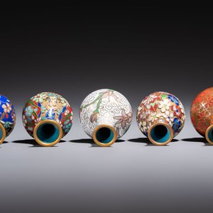 Ten Chinese cloisonné miniature vases, a goose and a duck-form covered box, on wooden stands, 20th C. — photo 12