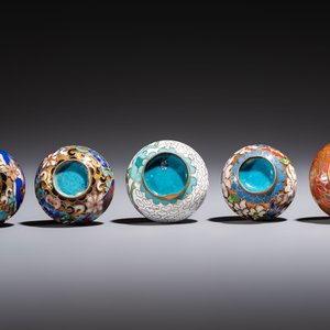 Ten Chinese cloisonné miniature vases, a goose and a duck-form covered box, on wooden stands, 20th C. — photo 13