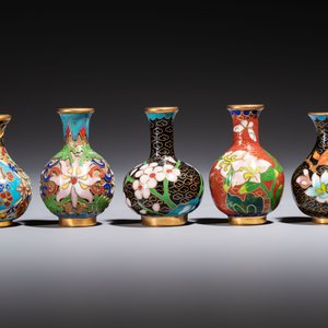 Ten Chinese cloisonné miniature vases, a goose and a duck-form covered box, on wooden stands, 20th C. — photo 2