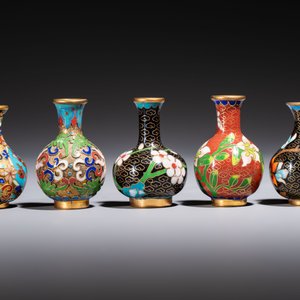Ten Chinese cloisonné miniature vases, a goose and a duck-form covered box, on wooden stands, 20th C. — photo 3