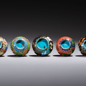 Ten Chinese cloisonné miniature vases, a goose and a duck-form covered box, on wooden stands, 20th C. — photo 7