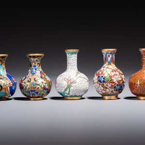 Ten Chinese cloisonné miniature vases, a goose and a duck-form covered box, on wooden stands, 20th C. — photo 9