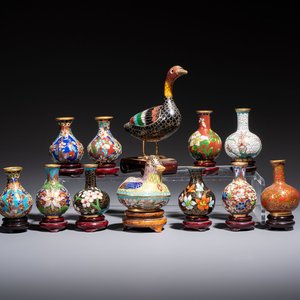 Ten Chinese cloisonné miniature vases, a goose and a duck-from covered box, on wooden stands, 20th C. — foto 1