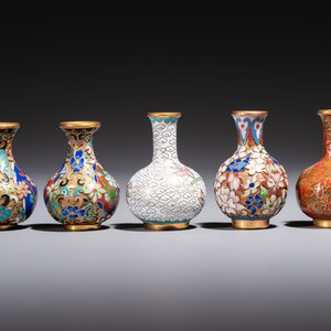 Ten Chinese cloisonné miniature vases, a goose and a duck-from covered box, on wooden stands, 20th C. — foto 11