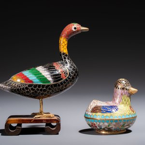 Ten Chinese cloisonné miniature vases, a goose and a duck-from covered box, on wooden stands, 20th C. — foto 14