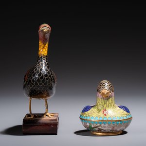 Ten Chinese cloisonné miniature vases, a goose and a duck-from covered box, on wooden stands, 20th C. — foto 15