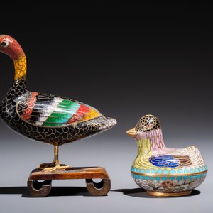 Ten Chinese cloisonné miniature vases, a goose and a duck-from covered box, on wooden stands, 20th C. — foto 16