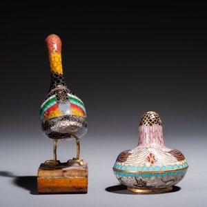 Ten Chinese cloisonné miniature vases, a goose and a duck-from covered box, on wooden stands, 20th C. — foto 17