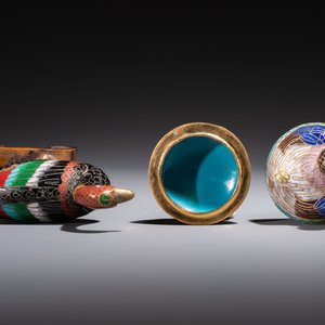 Ten Chinese cloisonné miniature vases, a goose and a duck-from covered box, on wooden stands, 20th C. — foto 18