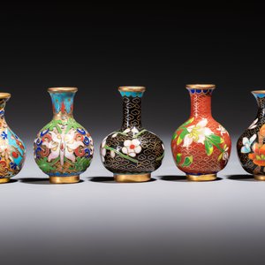 Ten Chinese cloisonné miniature vases, a goose and a duck-from covered box, on wooden stands, 20th C. — foto 4