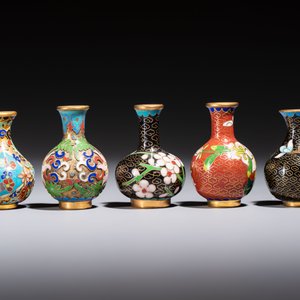 Ten Chinese cloisonné miniature vases, a goose and a duck-from covered box, on wooden stands, 20th C. — foto 5