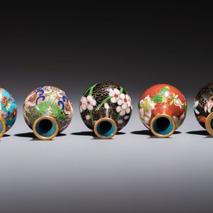 Ten Chinese cloisonné miniature vases, a goose and a duck-from covered box, on wooden stands, 20th C. — foto 6