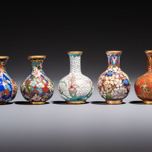Ten Chinese cloisonné miniature vases, a goose and a duck-from covered box, on wooden stands, 20th C. — foto 8