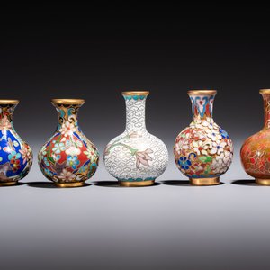 Ten Chinese cloisonné miniature vases, a goose and a duck-from covered box, on wooden stands, 20th C. — foto 10