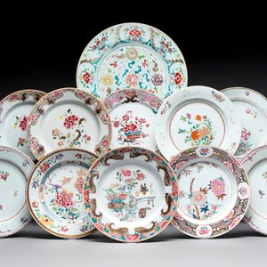 Ten Chinese famille rose plates and a dish with flowers and antiquities, Yongzheng/Qianlong — foto 1