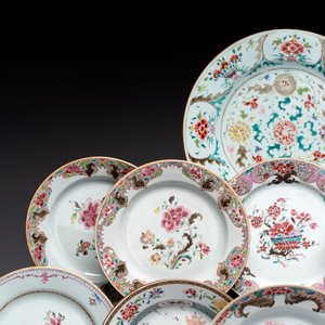 Ten Chinese famille rose plates and a dish with flowers and antiquities, Yongzheng/Qianlong — foto 2