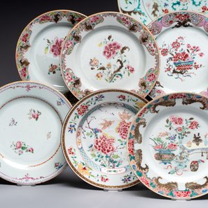 Ten Chinese famille rose plates and a dish with flowers and antiquities, Yongzheng/Qianlong — foto 3