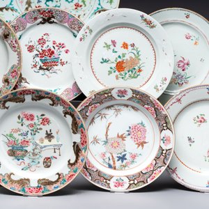 Ten Chinese famille rose plates and a dish with flowers and antiquities, Yongzheng/Qianlong — foto 4