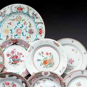 Ten Chinese famille rose plates and a dish with flowers and antiquities, Yongzheng/Qianlong — foto 5