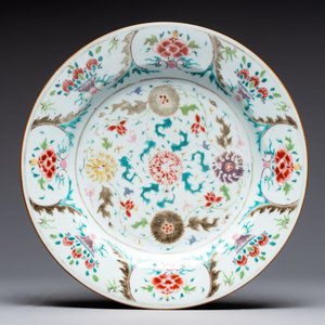 Ten Chinese famille rose plates and a dish with flowers and antiquities, Yongzheng/Qianlong — foto 6