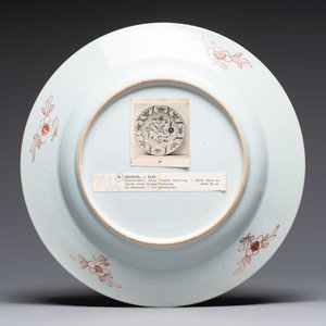 Ten Chinese famille rose plates and a dish with flowers and antiquities, Yongzheng/Qianlong — foto 7