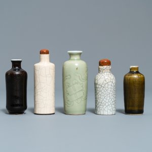 Ten Chinese mostly monochrome snuff bottles, 19/20th C. — photo 2