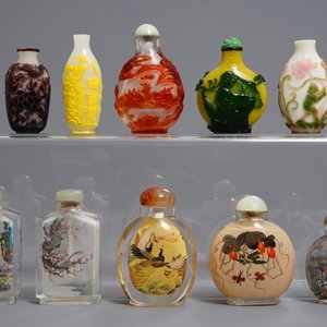 Ten Chinese overlay and inside-painted glass snuff bottles, 20th C. — photo 2