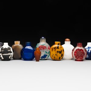 Ten Chinese overlay, multi-coloured and monochrome glass snuff bottles, 19/20th C. — photo 1