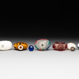 Ten Chinese overlay, multi-coloured and monochrome glass snuff bottles, 19/20th C. — photo 4