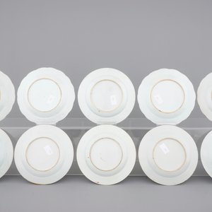 Ten Chinese porcelain famille rose plates, 18th C. — photo 2