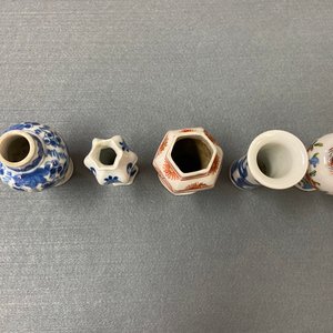 Ten mostly Chinese blue and white, famille rose and Imari-style vases, Kangxi and later — photo 15