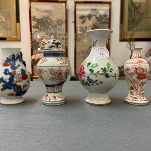 Ten mostly Chinese blue and white, famille rose and Imari-style vases, Kangxi and later — photo 17