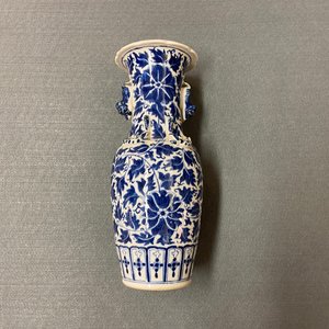 Ten mostly Chinese blue and white, famille rose and Imari-style vases, Kangxi and later — photo 20