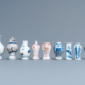 Ten mostly Chinese blue and white, famille rose and Imari-style vases, Kangxi and later — photo 3