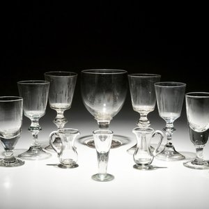 Ten stemmed glasses and two small glass jugs, England, 18/19th C. — 照片 1