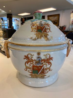 Terrine au couvercle percé en porcelaine de Chine famille rose aux armes de 'de Heere' pour le marché hollandais, Qianlong — photo 3