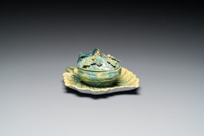 Terrine couverte en forme de melon sur son support en forme de feuille en faïence polychrome de Delft, 18ème