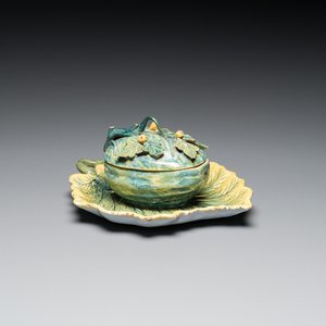 Terrine couverte en forme de melon sur son support en forme de feuille en faïence polychrome de Delft, 18ème — photo 1