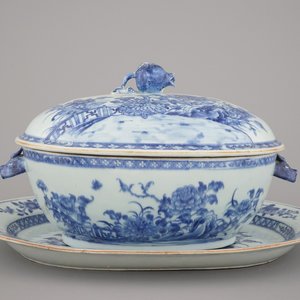 Terrine couverte sur plat en porcelaine de Chine, bleu et blanc, Qianlong, 18e — photo 1