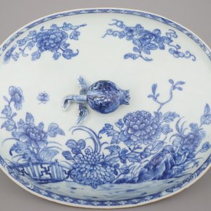 Terrine couverte sur plat en porcelaine de Chine, bleu et blanc, Qianlong, 18e — photo 12