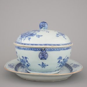 Terrine couverte sur plat en porcelaine de Chine, bleu et blanc, Qianlong, 18e — photo 2