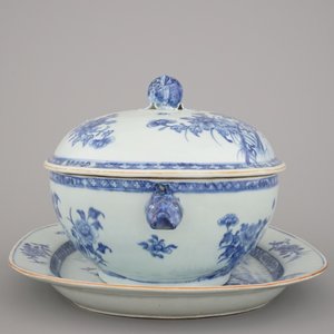 Terrine couverte sur plat en porcelaine de Chine, bleu et blanc, Qianlong, 18e — photo 4