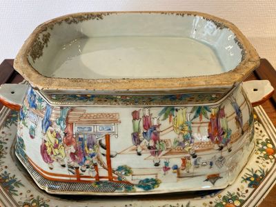 Terrine couverte sur son support de forme octogonale en porcelaine de Chine famille rose à sujet mandarin, Qianlong — photo 13