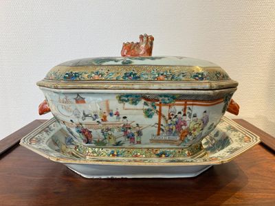 Terrine couverte sur son support de forme octogonale en porcelaine de Chine famille rose à sujet mandarin, Qianlong — photo 3