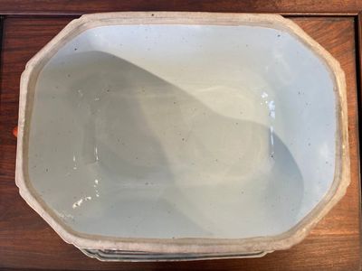 Terrine couverte sur son support de forme octogonale en porcelaine de Chine famille rose à sujet mandarin, Qianlong — photo 6