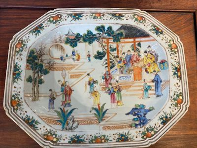 Terrine couverte sur son support de forme octogonale en porcelaine de Chine famille rose à sujet mandarin, Qianlong — photo 9